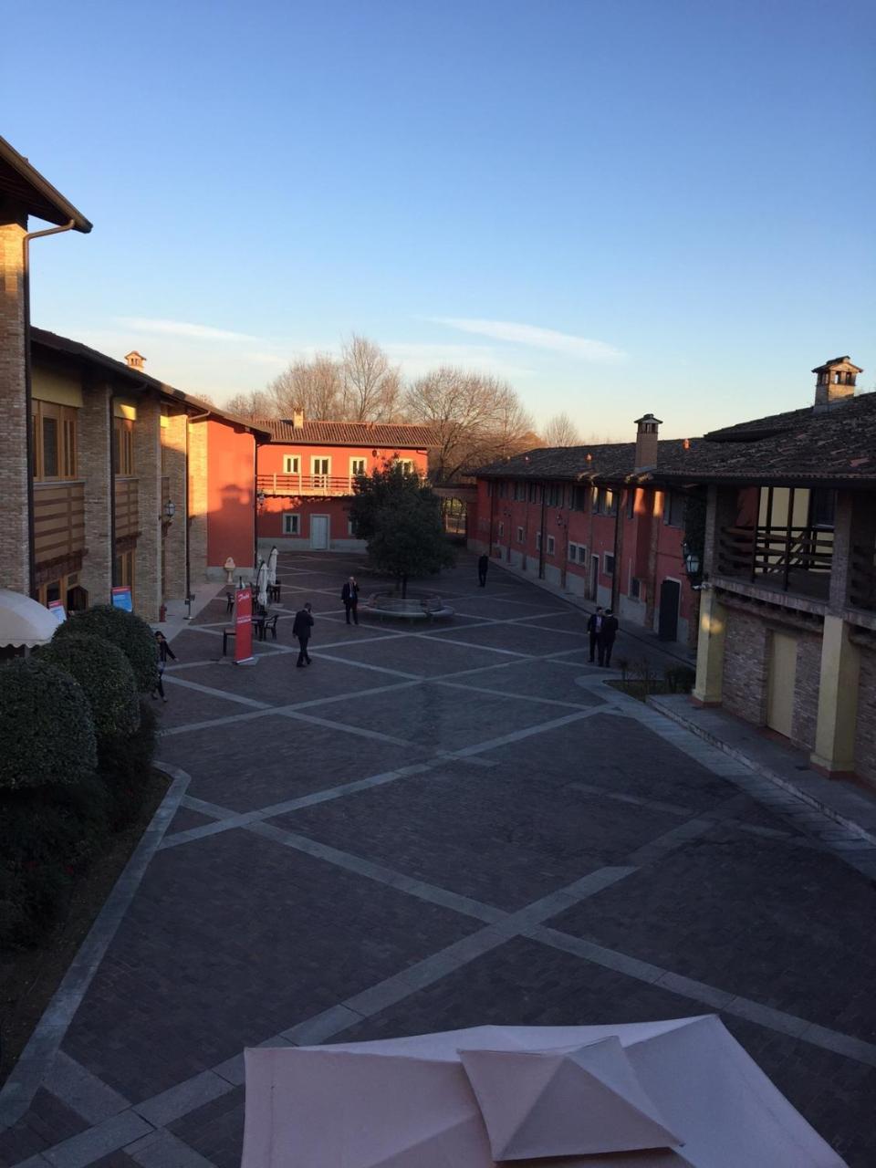 Bes Hotel Bergamo Cologno Al Serio Exterior foto